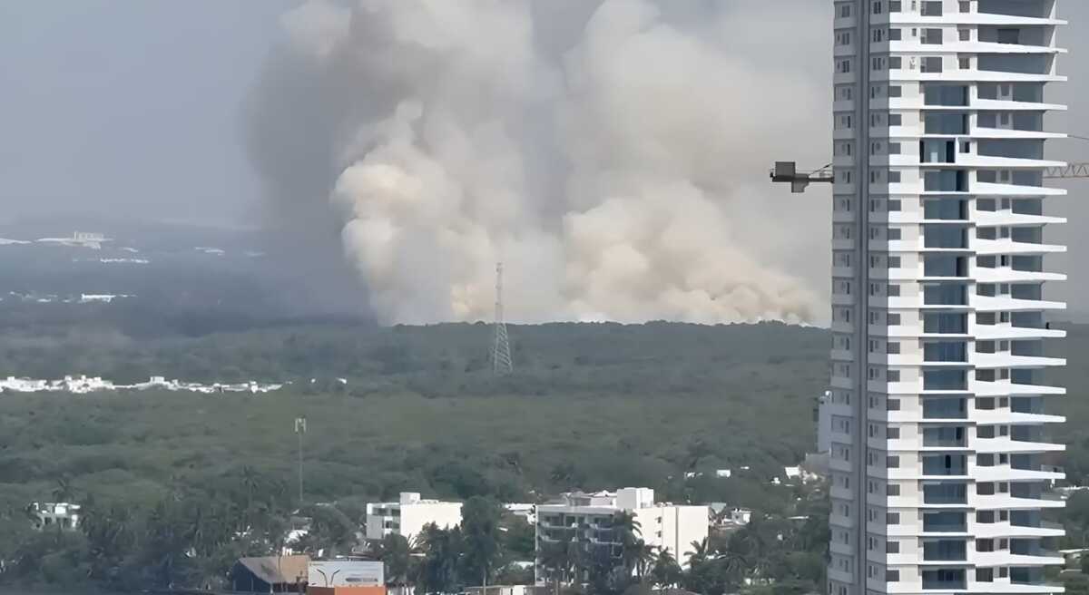 El incendio fue visible a varios kilómetros de distancia. | Foto: Especial
