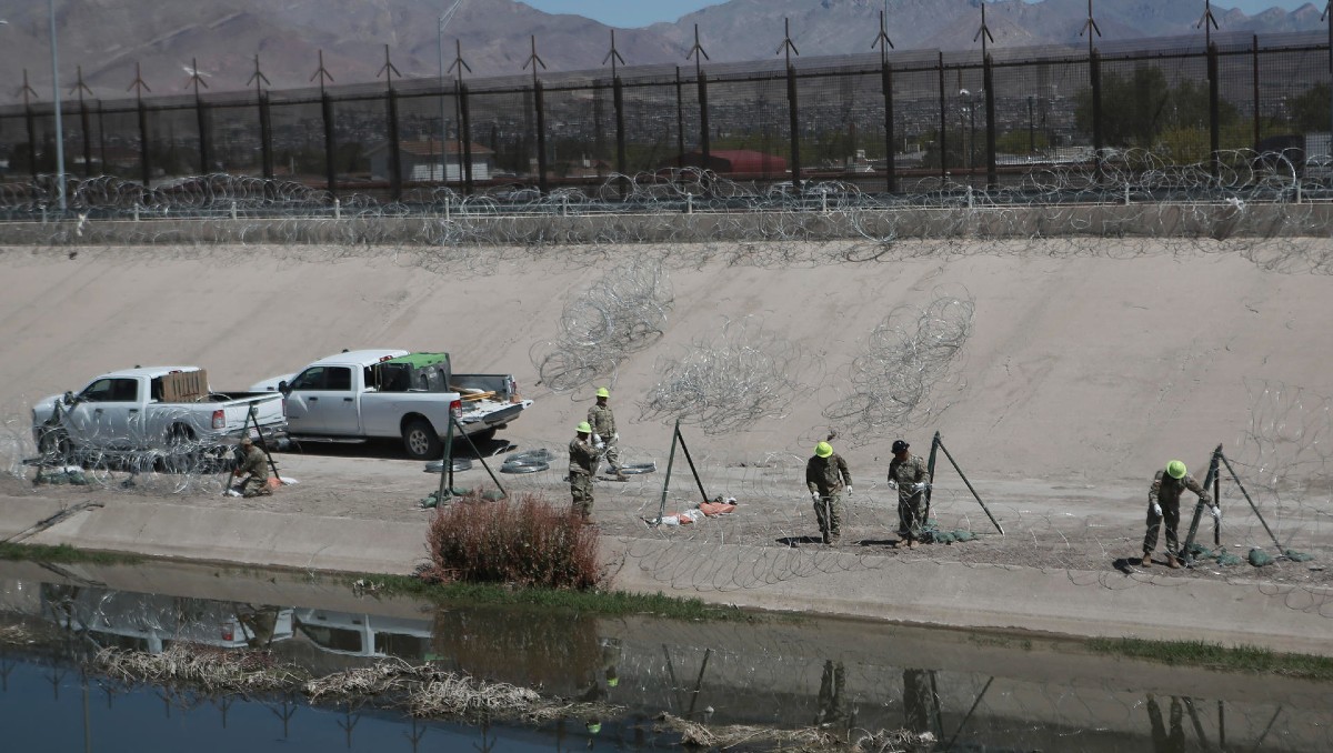 Integrantes de la Guardia Nacional de Texas han instalado alambres de púas en la frontera con México. (Foto: EFE)