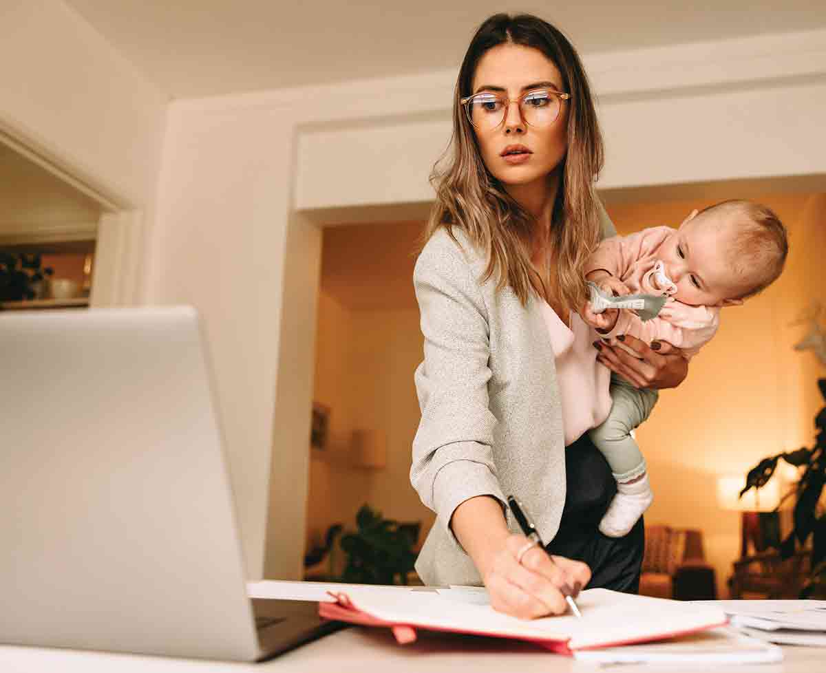 La maternidad sigue siendo un reto para las mujeres trabajadoras. Shutterstock