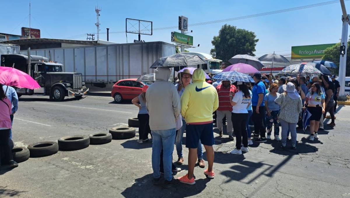 Con llantas, piedras y otros objetos, los inconformes cerraron por completo la circulación en ambos sentidos de la Vía Morelos. | Foto: Juan Camacho