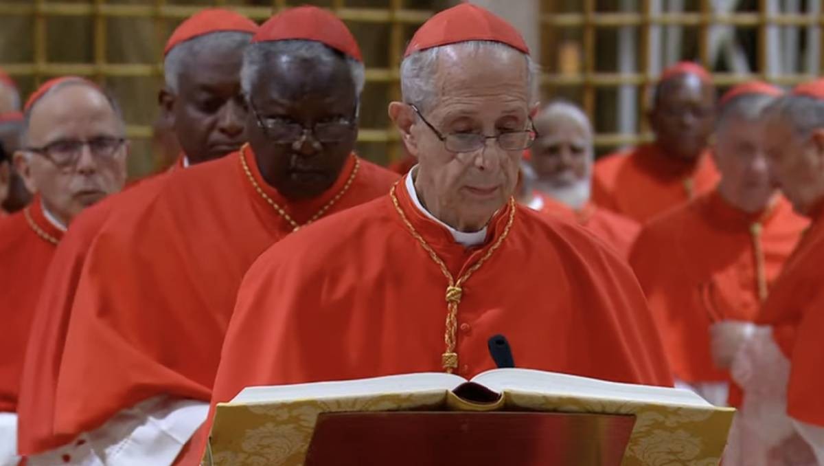 Los cardenales pasan a realizar su juramento frente a la Biblia.