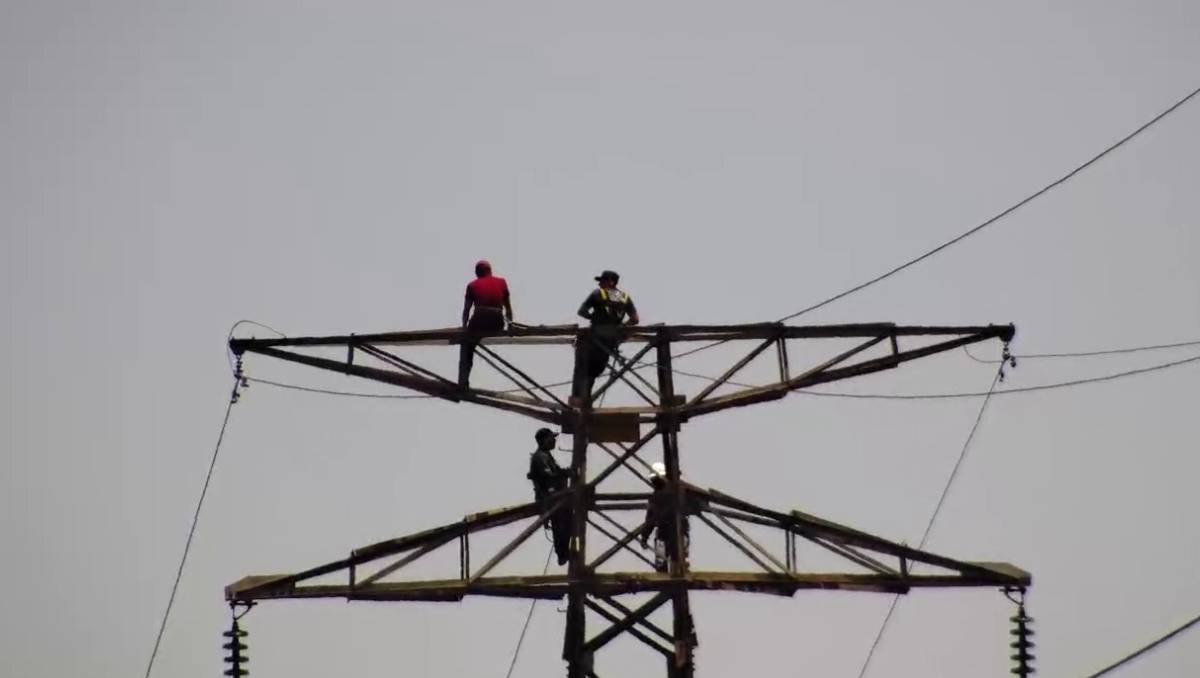 Luis “N” de 24 años atentó contra su vida al subirse a una torre de alta tensión en Nezahualcóyotl. | Foto: Zuleyma García