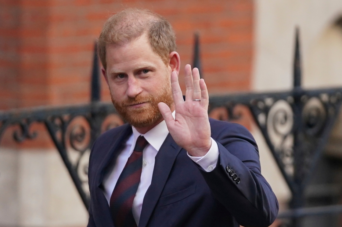 El príncipe Enrique aseguró este viernes que quiere "reconciliarse" con el resto de la familia real británica.AP
