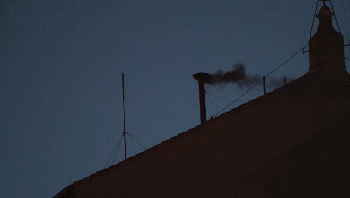 Sale humo negro en primera fumata del cónclave 2025 | Foto: Reuters