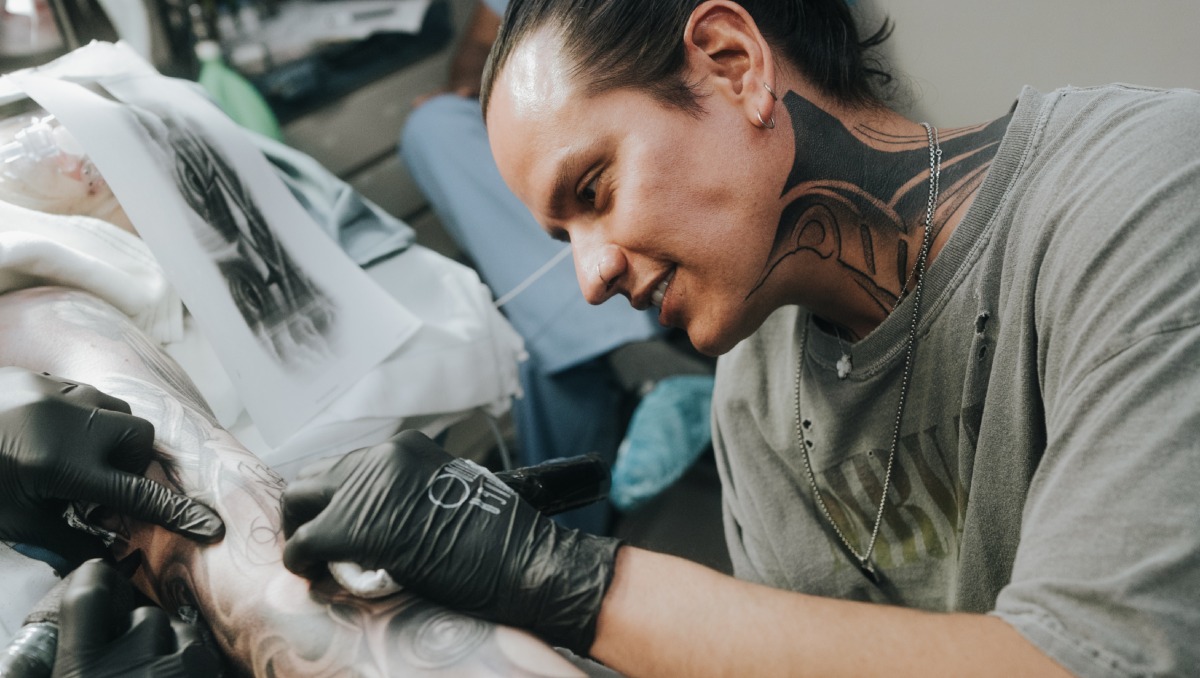 El tatuador mexicano que le enseñó a tatuar a Travis Scott