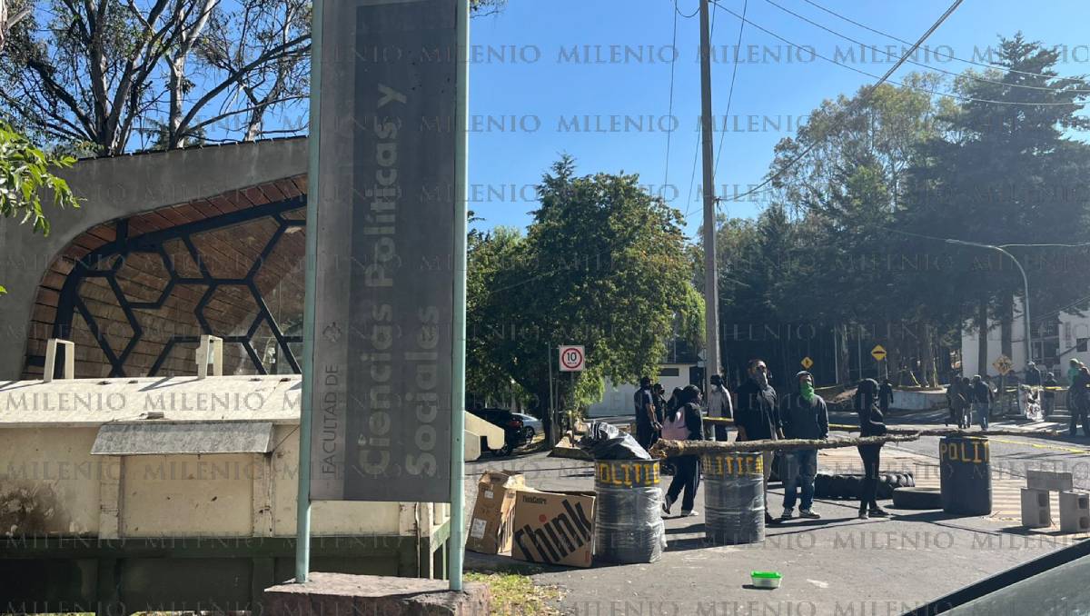 Votan a mano alzada para tomar control de Facultada de Ciencias Políticas y Sociales de la UAEMex. Foto: (Especial)