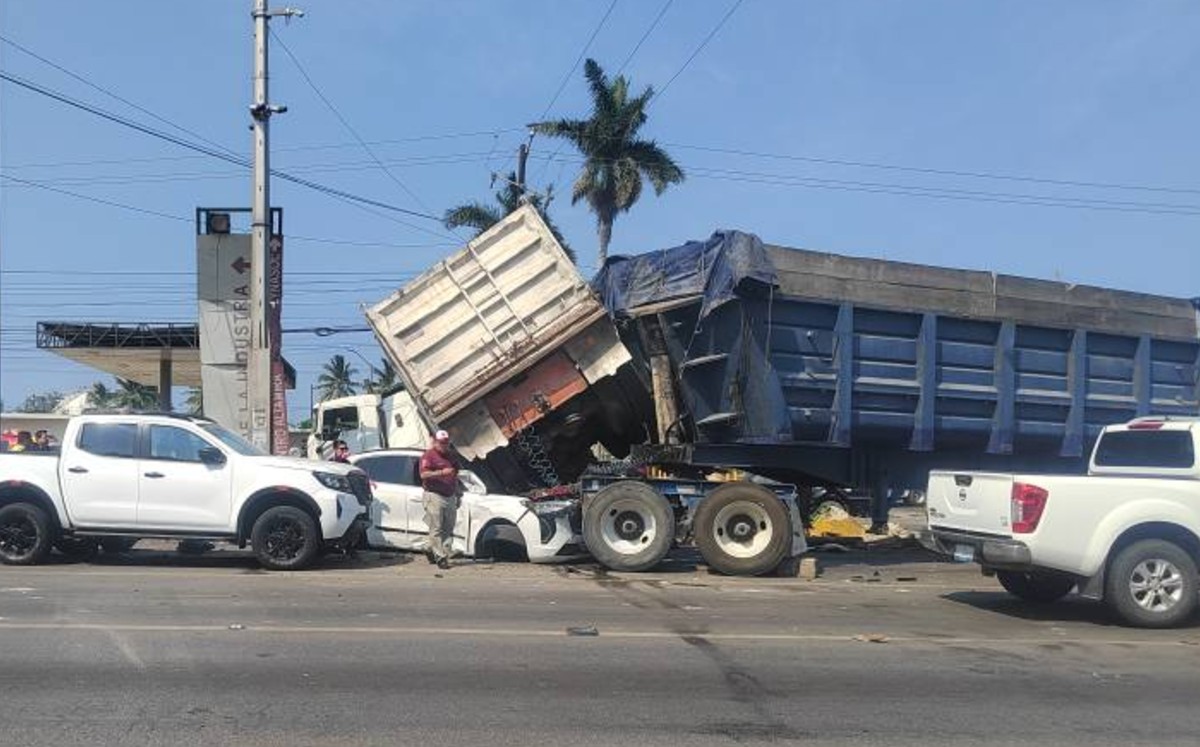 Accidente en Avenida de la Industria; camioneta queda bajo trailer
