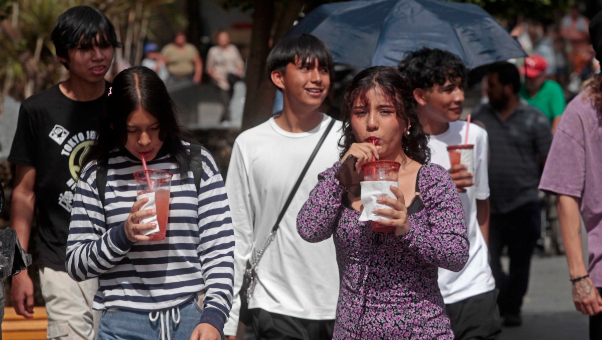 Ante el calor que azota a Jalisco, la población opta por bebidas refrescantes (Foto: Fernando Carranza)