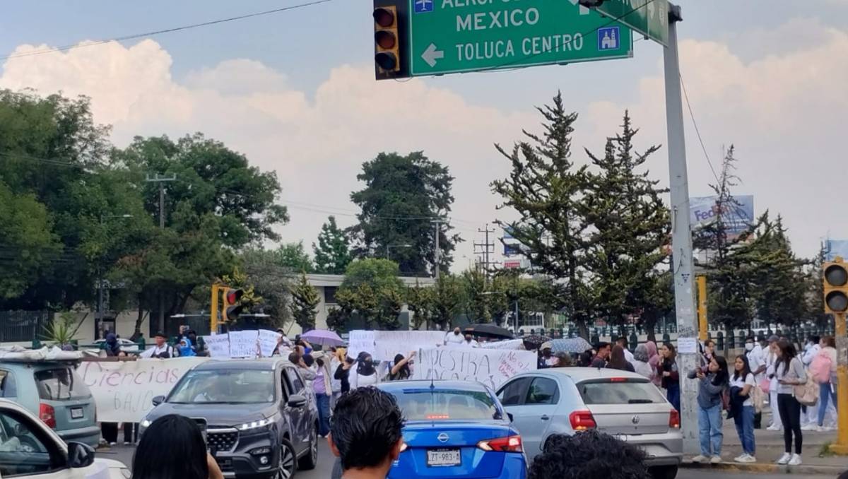 Estudiantes de las Facultades de Medicina, Odontología y Enfermería, bloquearon carriles laterales de Paseo Tollocan. | Foto: Bernardo Jasso