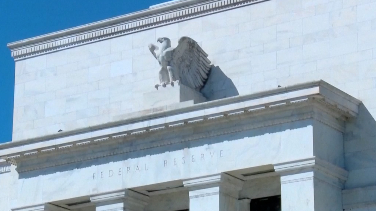 FED mantiene estables las tasas de interés; aranceles elevan el riesgo de desempleo
