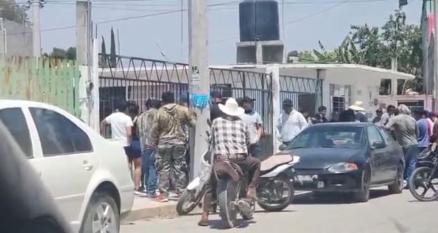 Golpean y retienen a hombre que trataba llevarse a un a mujer. (Especial)