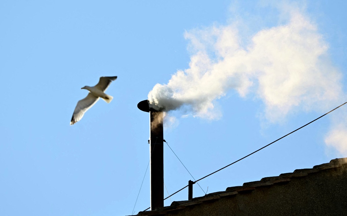 Habemus papam: humo blanco en la Capilla Sixtinia. | AFP