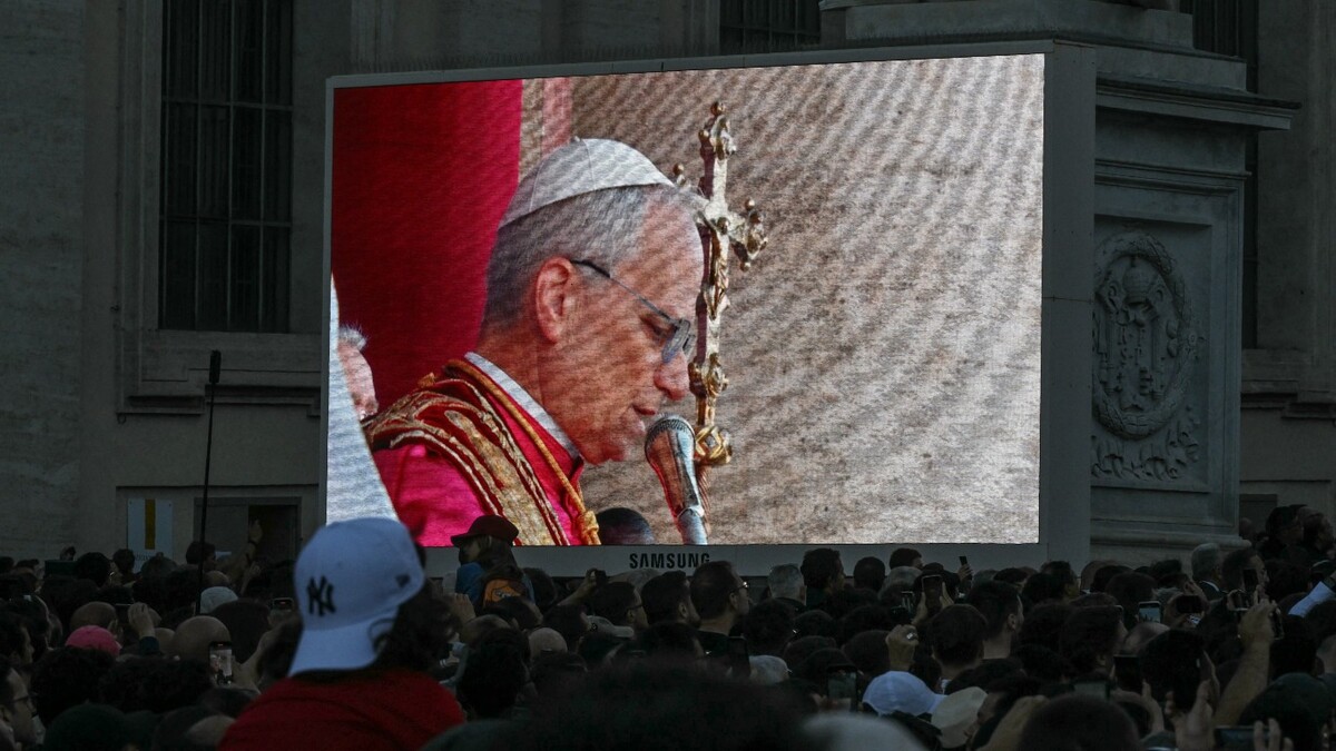 Miles de católicos escuchan el primer discurso del papa León XIV. | AFP