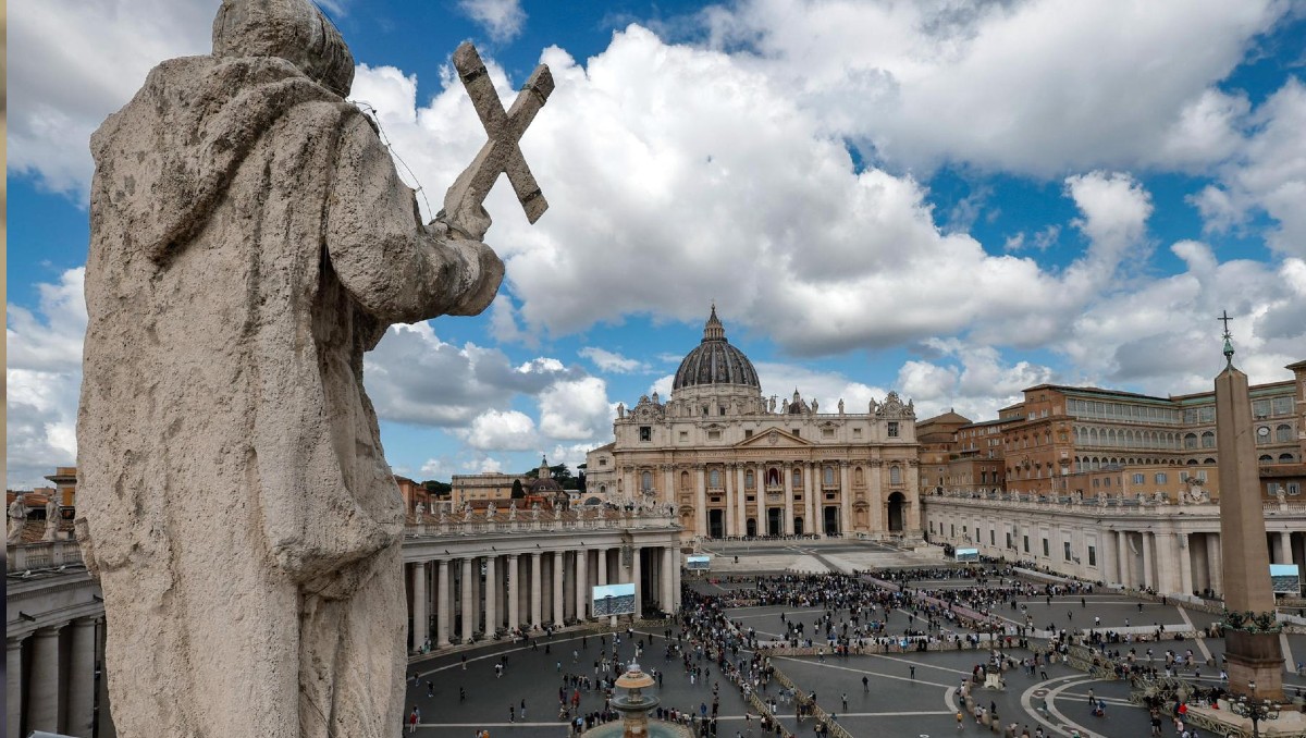Nubes sobre la Plaza de San Pedro en el segundo día del cónclave, en la Ciudad del Vaticano. | EFE