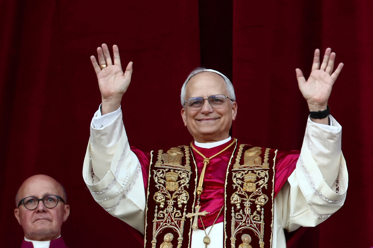 El recién elegido Papa León XIV, el cardenal Robert Prevost de los Estados Unidos, aparece en el balcón de la Basílica de San Pedro | Reuters