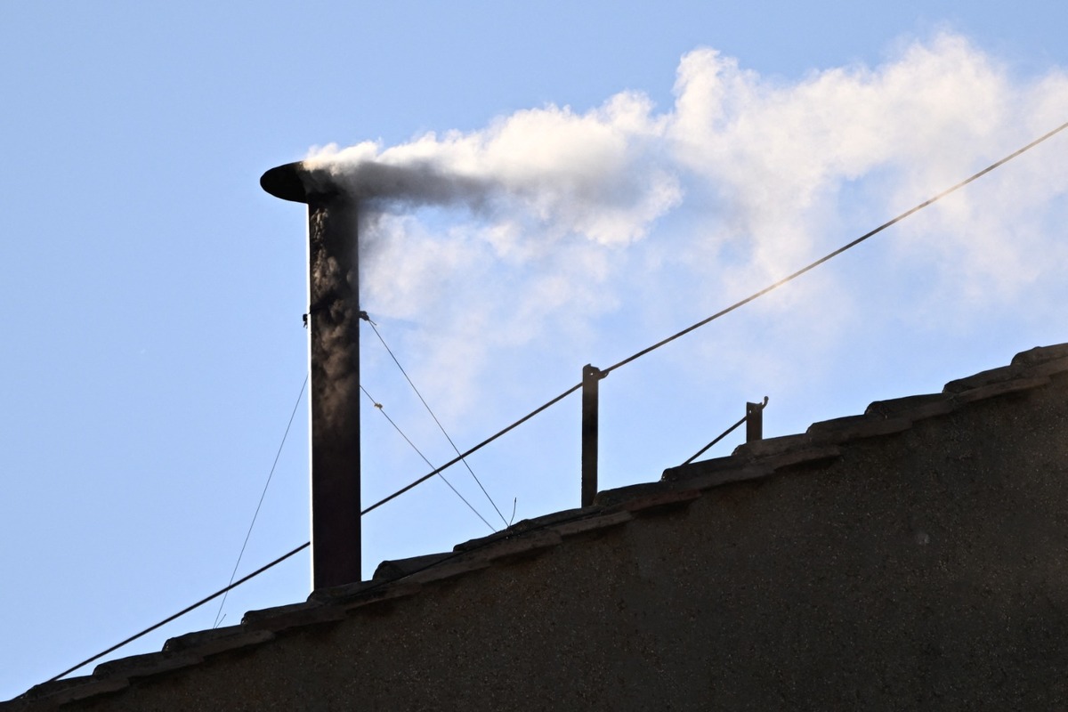 ¡Sale humo blanco! Cardenales eligen al nuevo Papa de la Iglesia católica