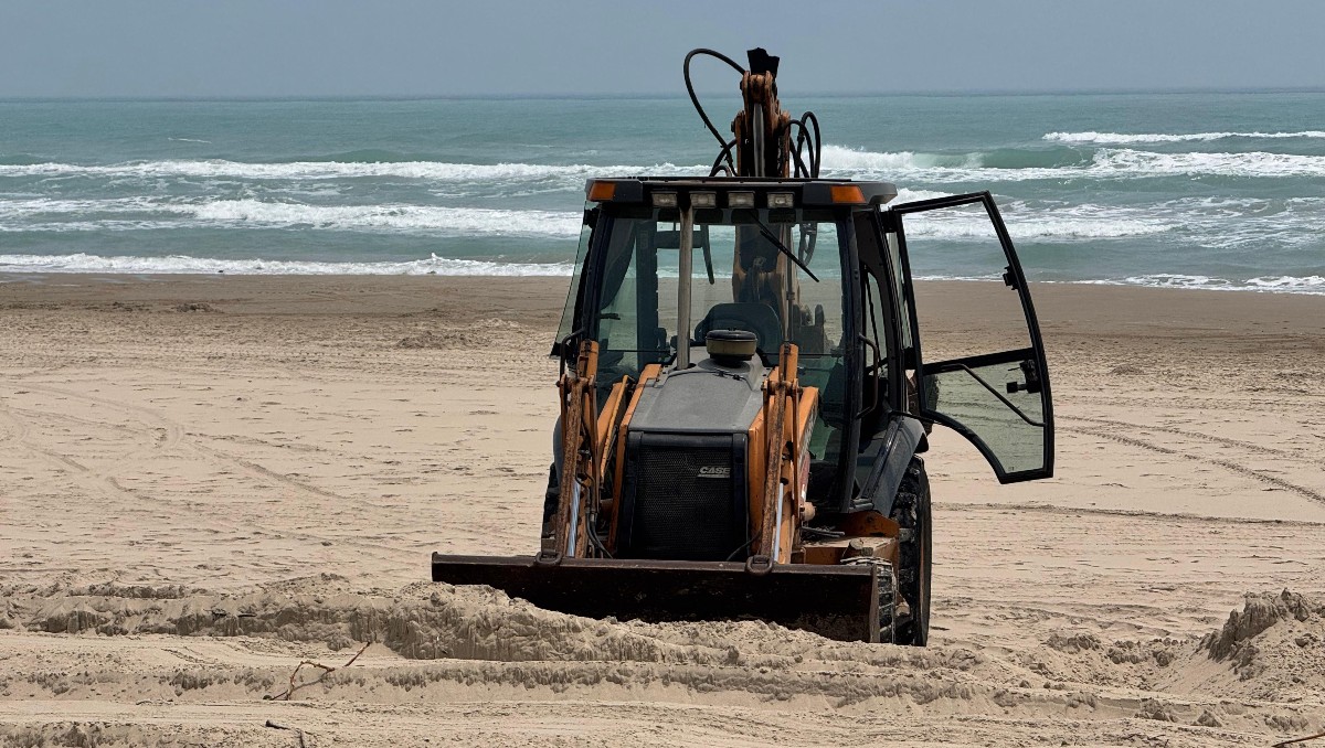 En el sitio son visibles las huellas dejadas por la retroexcavadora en playa Miramar. (Mario Juárez)
