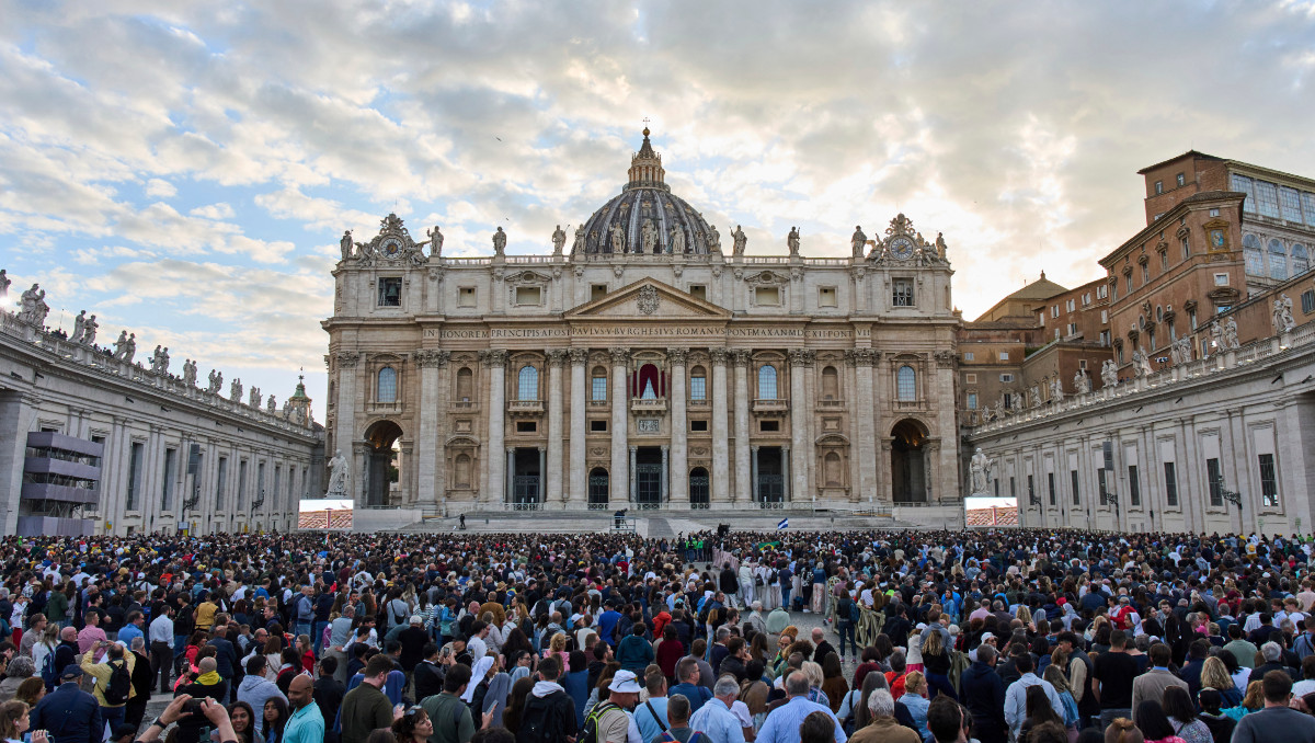 Vista exterior de la Capilla Sixtina durante el primer día del cónclave | Bernat Armangue/AP