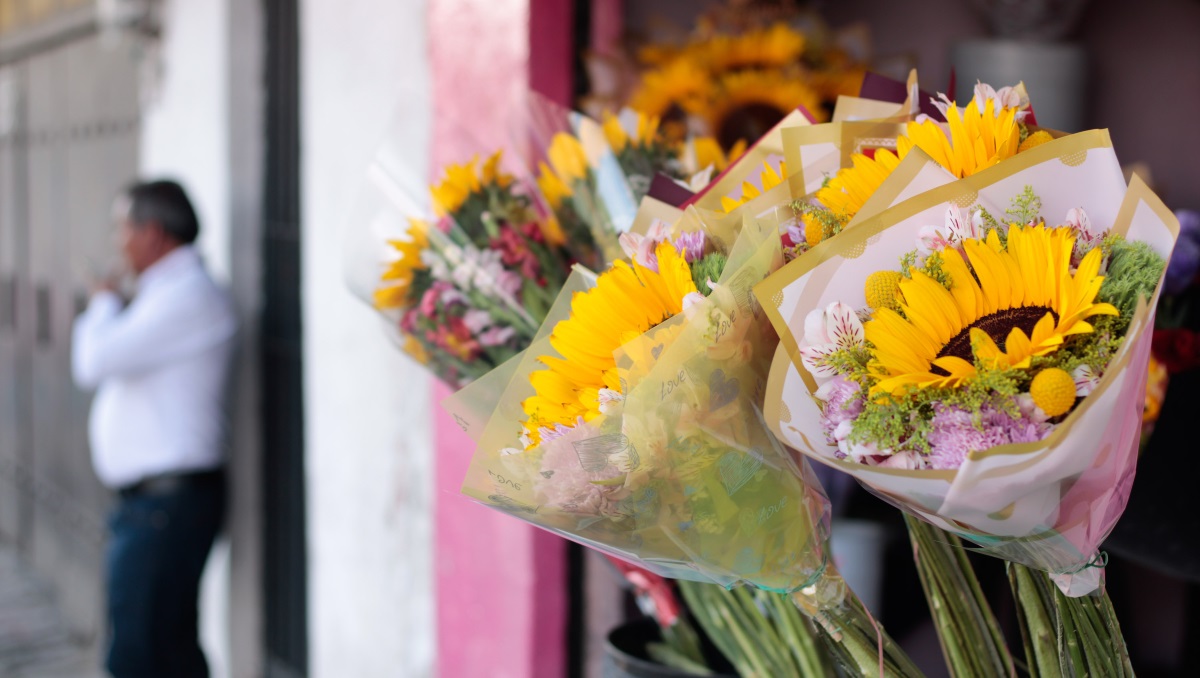 Alertan por fraudes en Puebla con venta de flores por 10 de mayo | EsImagen