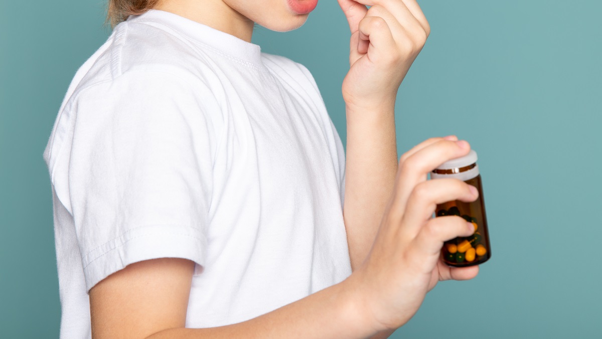 Cuando se les brinda de esta herramienta a los pequeños se debe hacer bajo la supervisión del médico pediatra y su nutriólogo. (freepik.es)