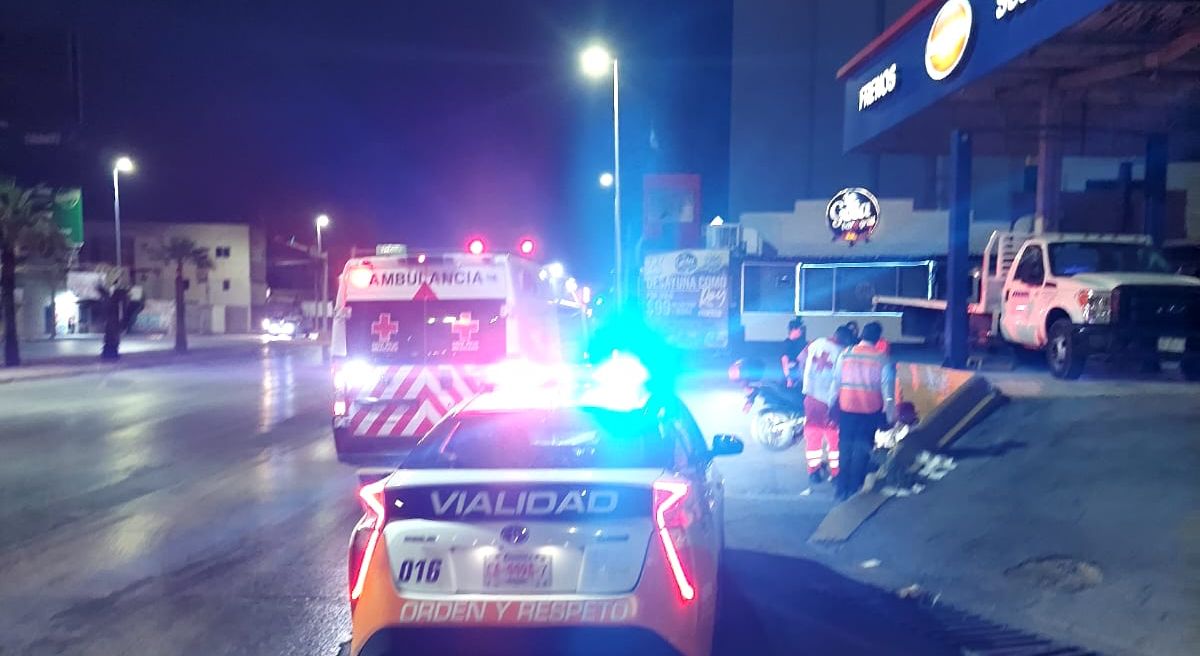 El descuido del conductor provocó que derraparan y la familia saliera proyectada a la carretera del bulevar Revolución. | Especial