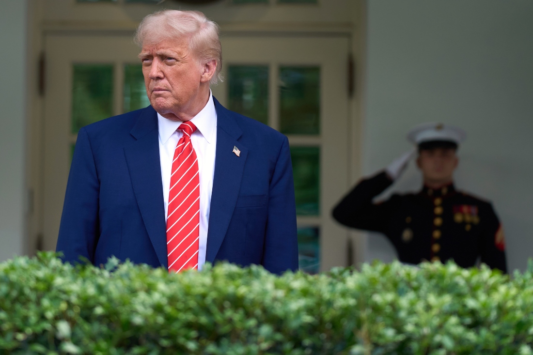Donald Trump indicó que podría reducir a 80 por ciento los aranceles a los productos chinos.AP