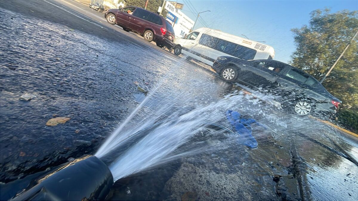 Fuga de agua en la colonia Jardines del Ajusco. | Foto: Luis Alfaro