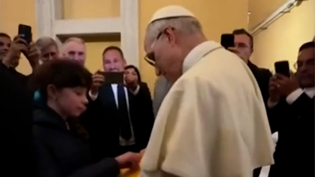 Momento icónico: Niña obtiene firma y bendición del Papa León XIV