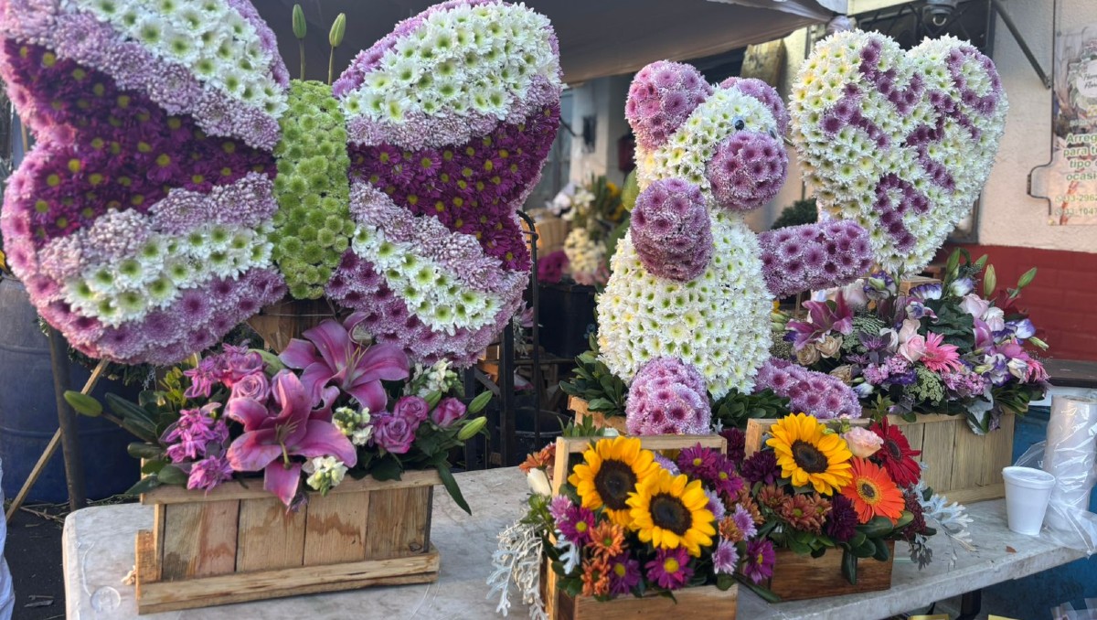 Así lucen los arreglos florales para el 10 de mayo en Mezquitán (Roberto Hurtado)