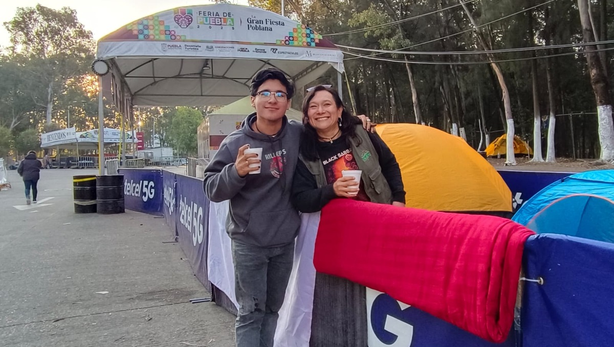 Madre acampa con su hijo para ver a The Killers en la Feria de Puebla | Leslie Mora