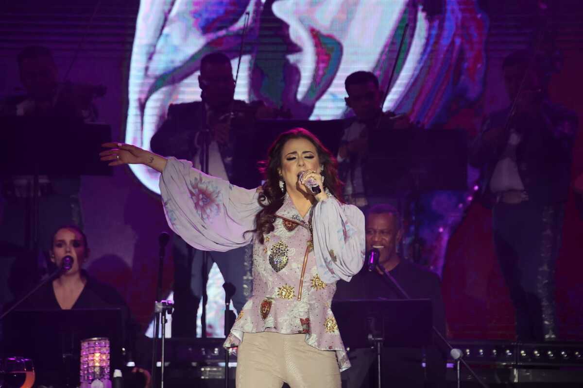 En una noche llena de emoción y música, miles de mamás laguneras celebraron su día en la Plaza Mayor de Torreón. (Verónica Rivera)