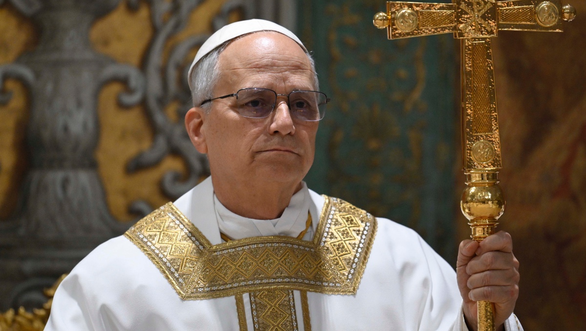 Papa León XIV hace su primera salida a su antigua residencia en el Vaticano | AP