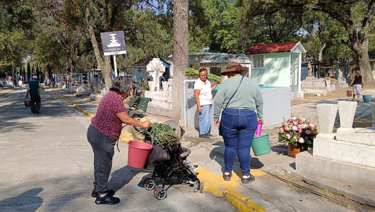 Poblanos visitan Panteón Municipal en vísperas del Día de las Madres | Leslie Mora