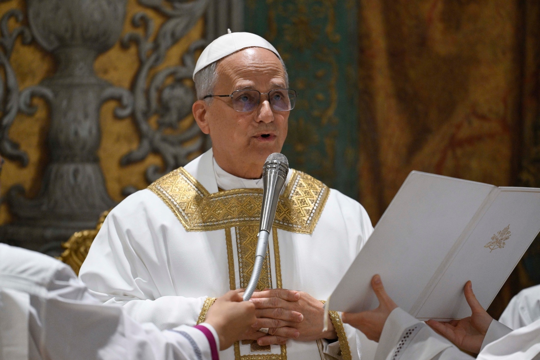 El recién elegido papa León XIV concelebra una misa con el colegio de Cardenales en la capilla Sixtina tras su elección.AP