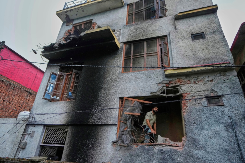 Un residente revisa su casa dañada por artillería lanzada por Pakistán en Poonch, en la Cachemira controlada por India.AP