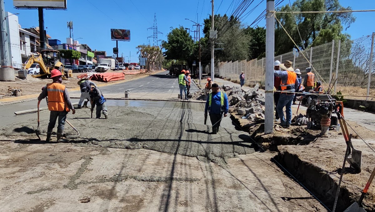 Retroexcavadoras y camiones de cemento laboraron durante dos días para cerrar el socavón en Zapopan. (Foto: Juan Carlos Munguía)