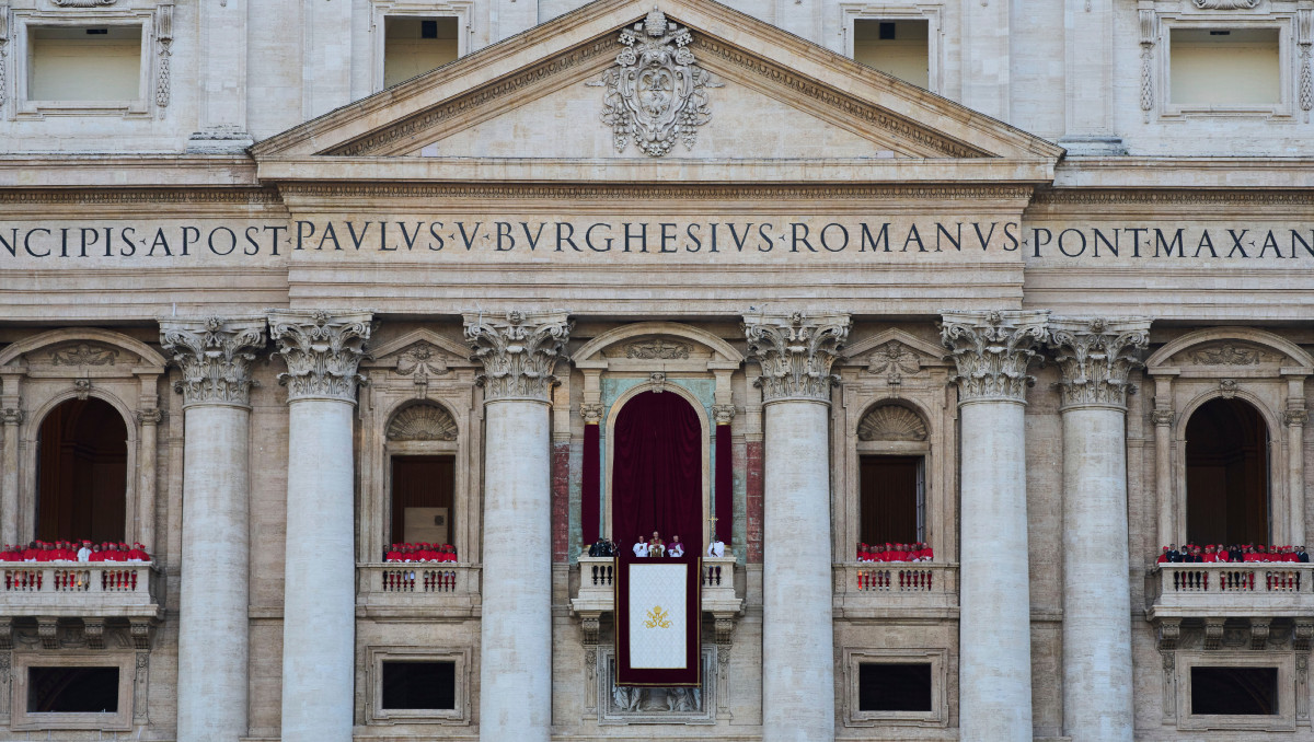 Vista del balcón de la Basílica de San Pedro tras el cónclave de 2025 | Bernat Armangue/AP