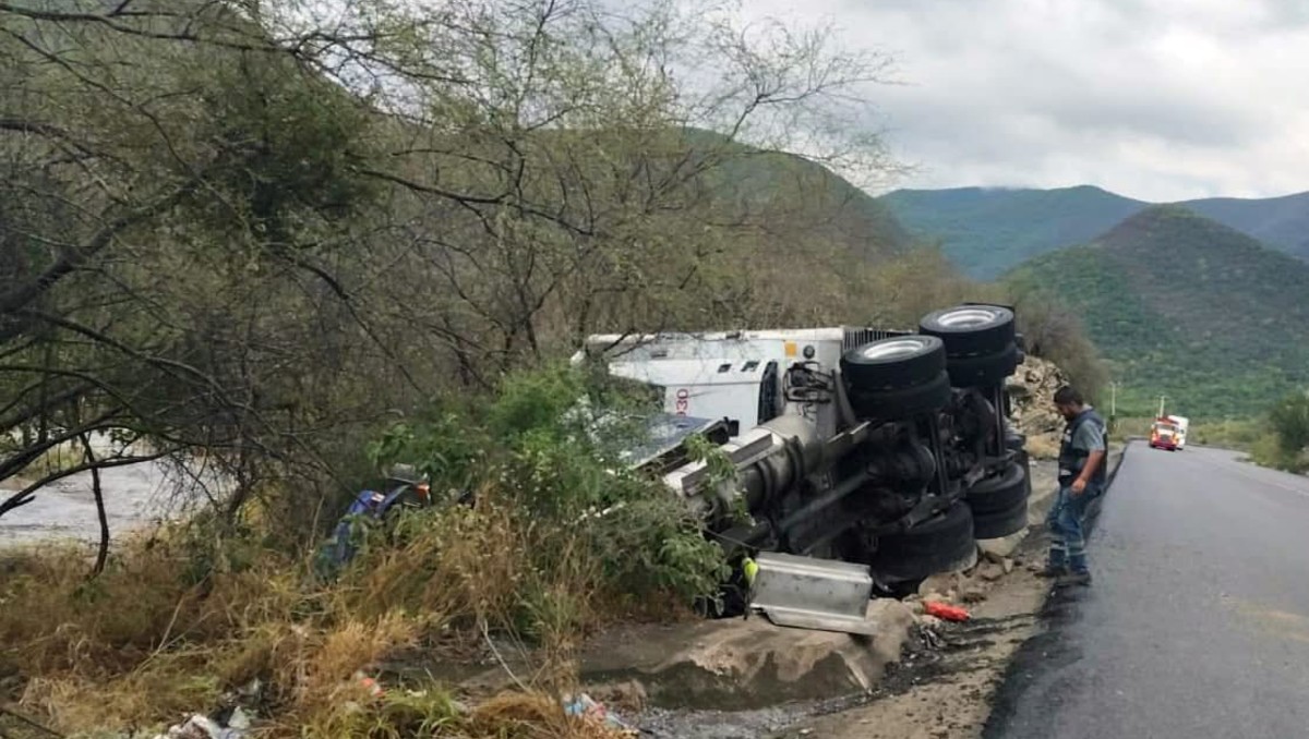 Vuelca tractocamión en carretera Rumbo Nuevo; conductor cae a dren