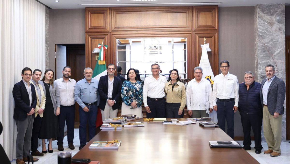 Américo Villarreal sostiene reunión con directivos de grupo HYCSA y alcaldes del sur. (Cortesía)