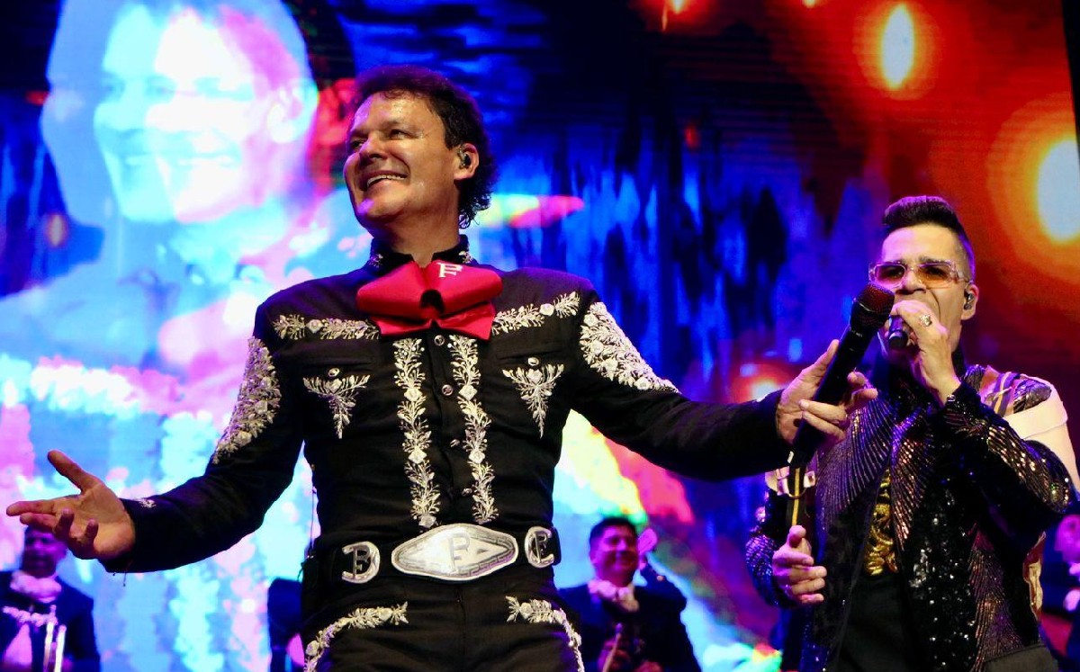 El cantante invitó al escenario a Emir Pabón de Grupo Cañaveral. Foto: Cortesía: Star Media Consulting