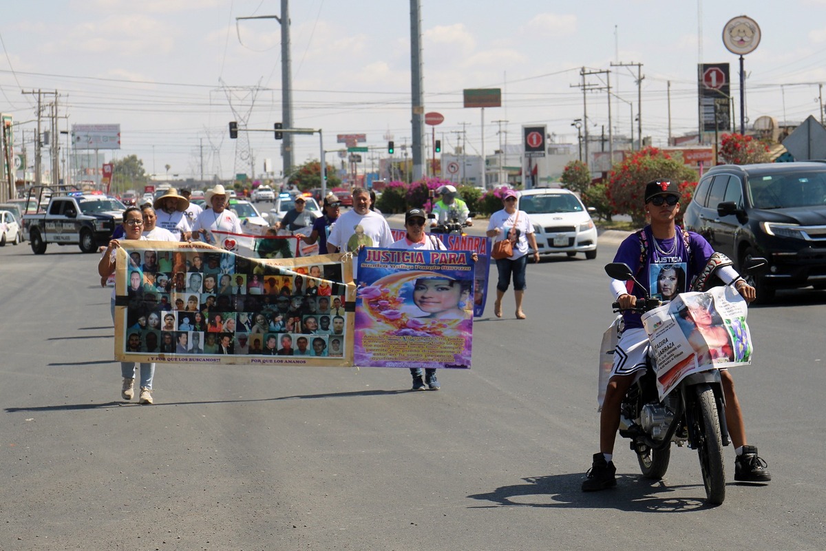 Dos contingentes se organizaron para marchar por las calles y avenidas de La Comarca Lagunera. (Rolando Riestra)