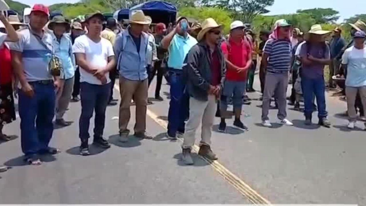 Continúa bloqueo carretero en San Juan Guichicovi, Oaxaca