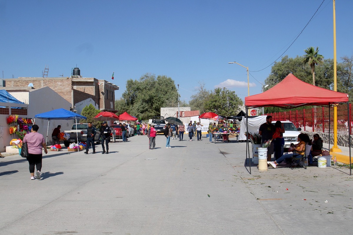 Escasa afluencia de personas se registró la mañana de este sábado en los panteones de Gómez Palacio. (Rolando Riestra)