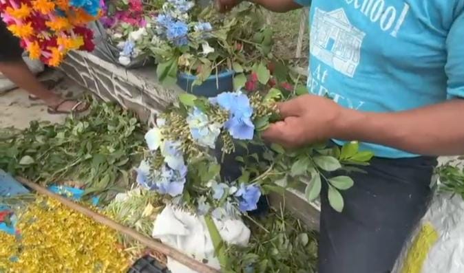 Fabrican coronas de flores por Día de las madres. (Wendy Salazar)