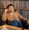 Haruki Murakami frente a su colección de vinilos. (Especial)
