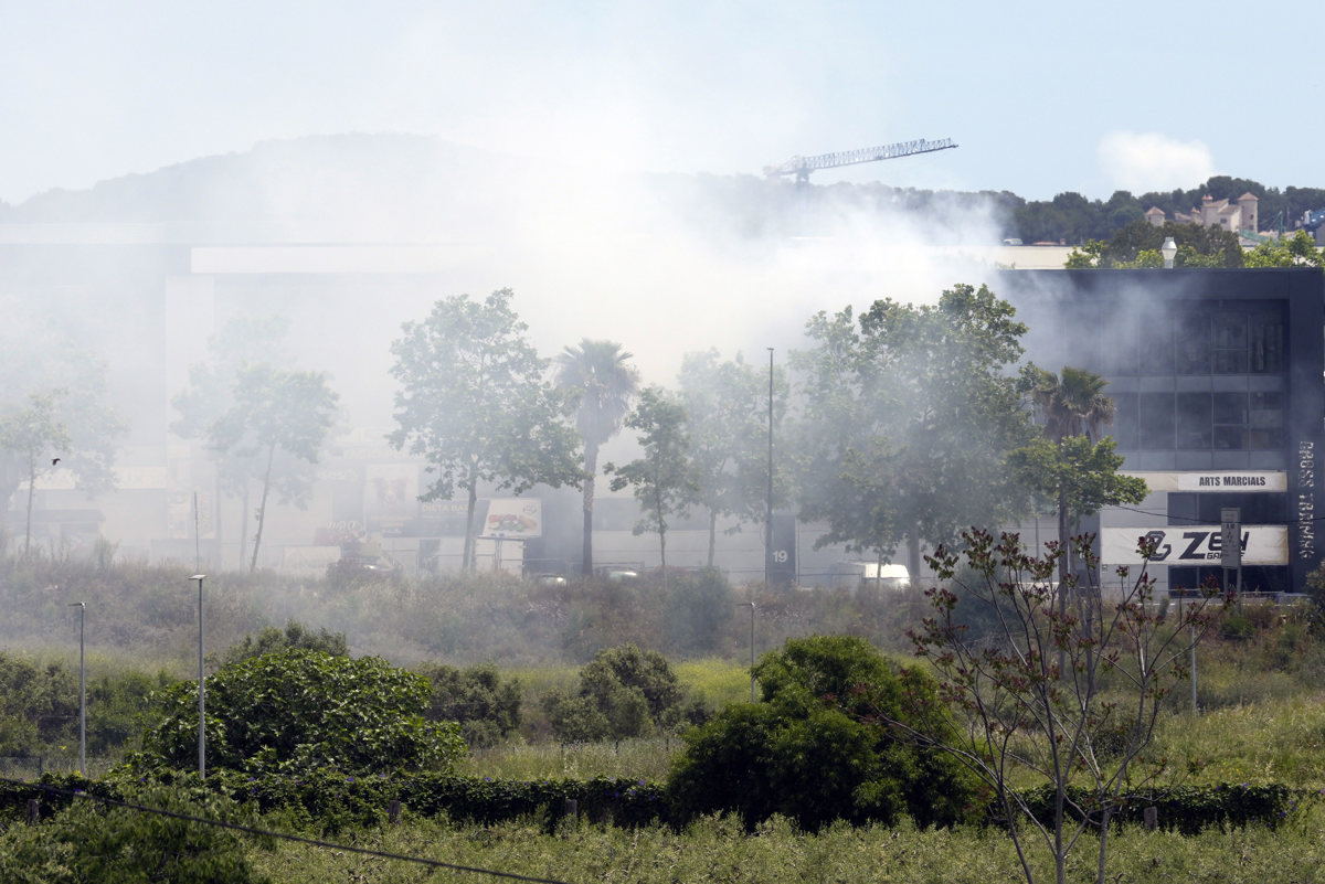 El incendio declarado en una nave que almacena derivados de cloro ocurrió en Vilanova i la Geltrú. | EFE