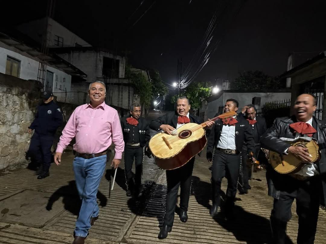 Llevan mariachi a mamás en Tlanchinol. (Especial)