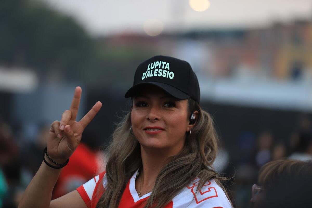 Madres, abuelas, hijas y nietas, todas acudieron al Zócalo. (Foto: Jorge Carballo)