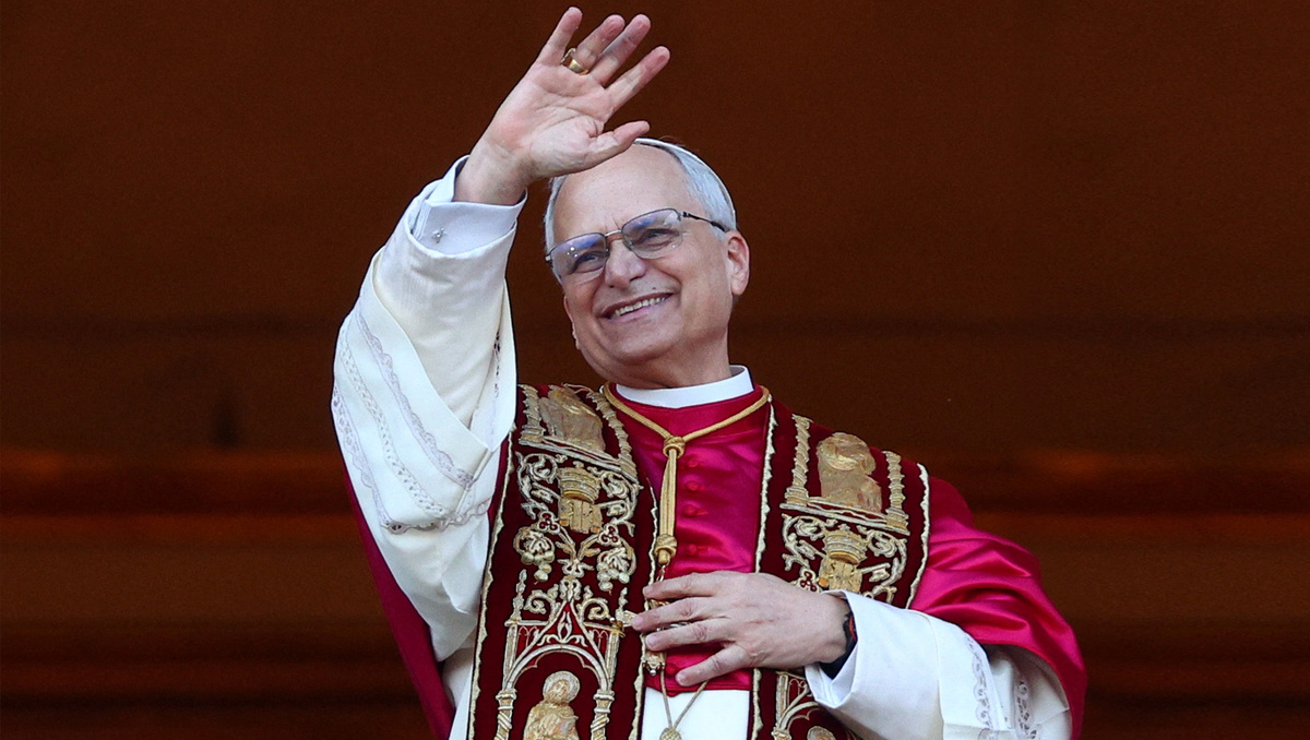 El papa León XIV desde el balcón de la Basílica de San Pedro | Especial