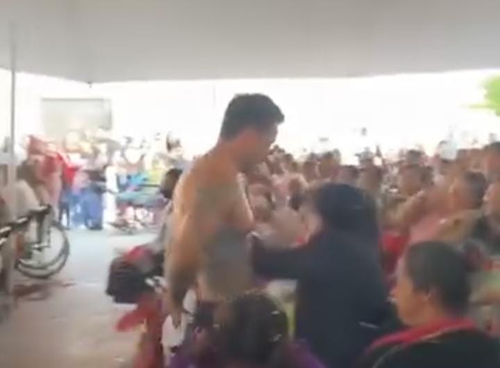 Strippers llegan a celebrar a las mamás en El Arenal. (Guadalupe Trejo)